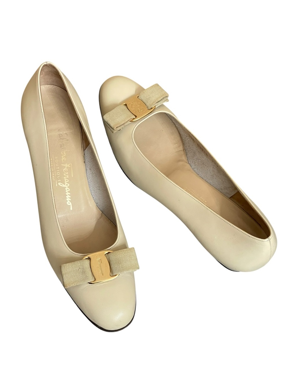 Salvatore Ferragamo vintage Vara Bow Cream Ivory Bow Pumps Heel
Shoes size 9 3 A